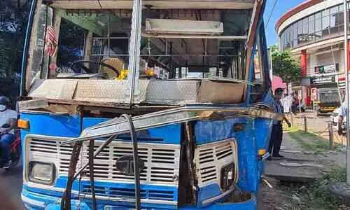 ആലുവയിൽ കെ.എസ്.ആർ.ടി.സി ബസിന് പിന്നിൽ സ്വകാര്യ ബസിടിച്ച് 14 പേർക്ക് പരിക്ക് ആലുവയിൽ കെ.എസ്.ആർ.ടി.സി ബസിന് പിന്നിൽ സ്വകാര്യ ബസിടിച്ച് 14 പേർക്ക് പരിക്ക്