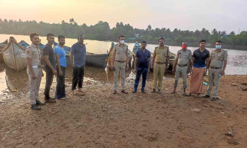 അനധികൃത മണൽ വാരൽ; പത്തു തോണികൾ പിടികൂടി