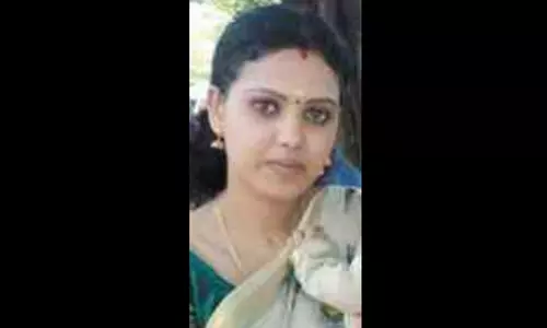 രണ്ടര വയസ്സുകാരനെ സാരിയിൽ കെട്ടിത്തൂക്കി വീട്ടമ്മ തൂങ്ങിമരിച്ചു; കുട്ടി അത്ഭുതകരമായി രക്ഷപ്പെട്ടു