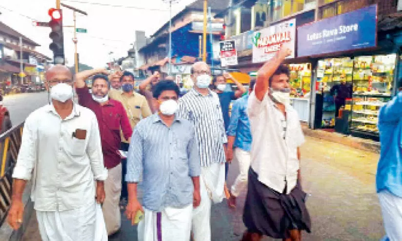 സിൽവർ ലൈൻ: പ്രതിഷേധക്കാരെ കസ്റ്റഡിയിലെടുത്തു സിൽവർ ലൈൻ: പ്രതിഷേധക്കാരെ കസ്റ്റഡിയിലെടുത്തു