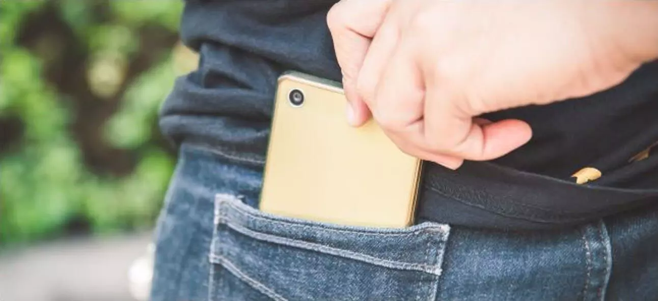 യുവാവിനെ ആക്രമിച്ച് ഫോണും പണവും കവർന്നു; മൂന്നു പേർ അറസ്റ്റിൽ യുവാവിനെ ആക്രമിച്ച് ഫോണും പണവും കവർന്നു; മൂന്നു പേർ അറസ്റ്റിൽ