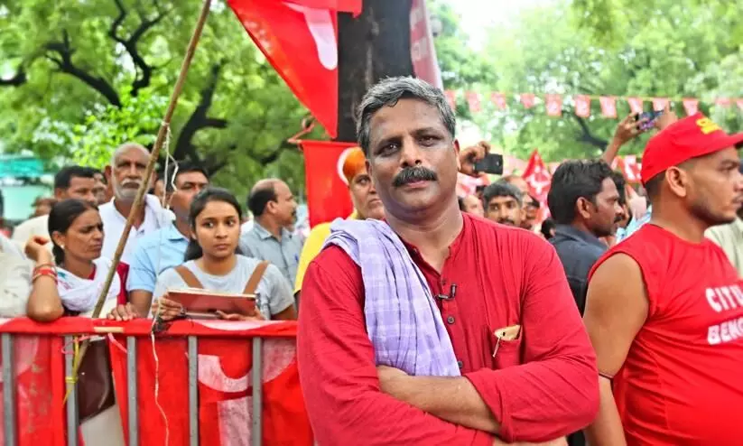 അ​​വ​​കാ​​ശ സ​​മ​​ര​​ങ്ങ​​ളു​​ടെ മു​​ൻനി​​ര​​യി​​ൽ ചെ​​ങ്കൊ​​ടി ഉ​​ണ്ട്; അ​​ഖി​​ലേ​​ന്ത്യ കി​​സാ​​ൻ​​ സ​​ഭ​​ ജനറൽ സെക്രട്ടറി വിജുകൃഷ്ണൻ സംസാരിക്കുന്നു