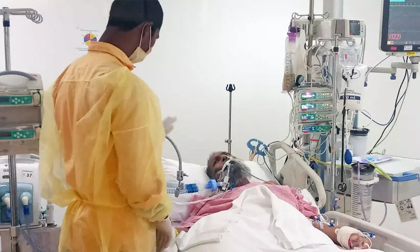 കെട്ടിടത്തിന്റെ ടെറസിൽ ഉപേക്ഷിക്കപ്പെട്ട നിലയിൽ യു.പി സ്വദേശി; കെ.എം.സി.സി പ്രവർത്തകർ തുണയായി കെട്ടിടത്തിന്റെ ടെറസിൽ ഉപേക്ഷിക്കപ്പെട്ട നിലയിൽ യു.പി സ്വദേശി; കെ.എം.സി.സി പ്രവർത്തകർ തുണയായി