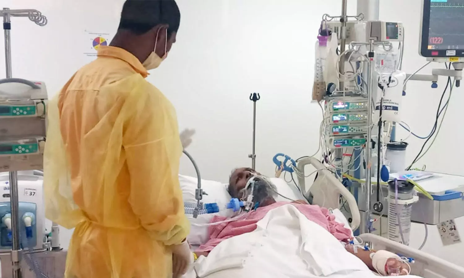 കെട്ടിടത്തിന്‍റെ ടെറസിൽ ഉപേക്ഷിക്കപ്പെട്ട നിലയിൽ യു.പി സ്വദേശി; കെ.എം.സി.സി പ്രവർത്തകർ തുണയായി