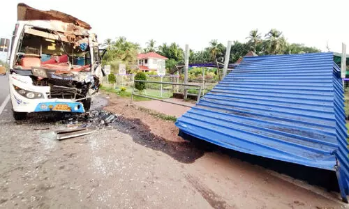 മത്സ്യവണ്ടിയിടിച്ച് ബസ് കാത്തിരിപ്പുകേന്ദ്രം തകർന്നു മത്സ്യവണ്ടിയിടിച്ച് ബസ് കാത്തിരിപ്പുകേന്ദ്രം തകർന്നു
