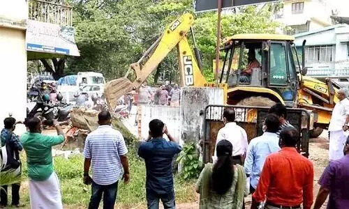 ദേശീയപാത വികസനം: ഏറ്റെടുത്ത സ്ഥലങ്ങളിലെ കെട്ടിടങ്ങൾ പൊളിച്ചുതുടങ്ങി