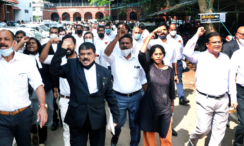 പിടിച്ചുപറിക്കേസ് പ്രതിയെ രക്ഷപ്പെടുത്തിയെന്ന്; അഭിഭാഷകനെതിരെ കേസ്, പ്രതിഷേധം പിടിച്ചുപറിക്കേസ് പ്രതിയെ രക്ഷപ്പെടുത്തിയെന്ന്; അഭിഭാഷകനെതിരെ കേസ്, പ്രതിഷേധം