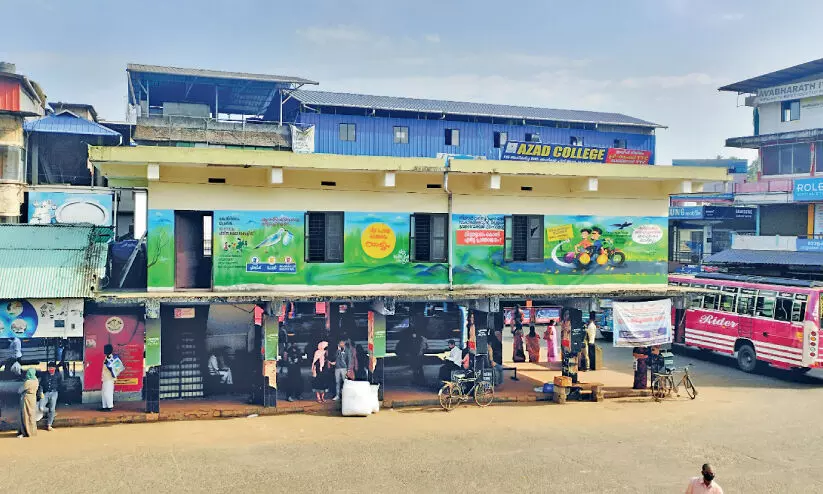 ഉ​ദ്ഘാ​ട​നം ക​ഴി​ഞ്ഞ്​ മൂ​ന്നു വ​ർ​ഷം; കൊ​ണ്ടോ​ട്ടി​യി​ലെ വ​നി​ത വി​ശ്ര​മ കേ​ന്ദ്ര​ത്തി​െ​ൻ​റ പൂ​ട്ട് തു​റ​ക്കാ​നാ​യി​ല്ല