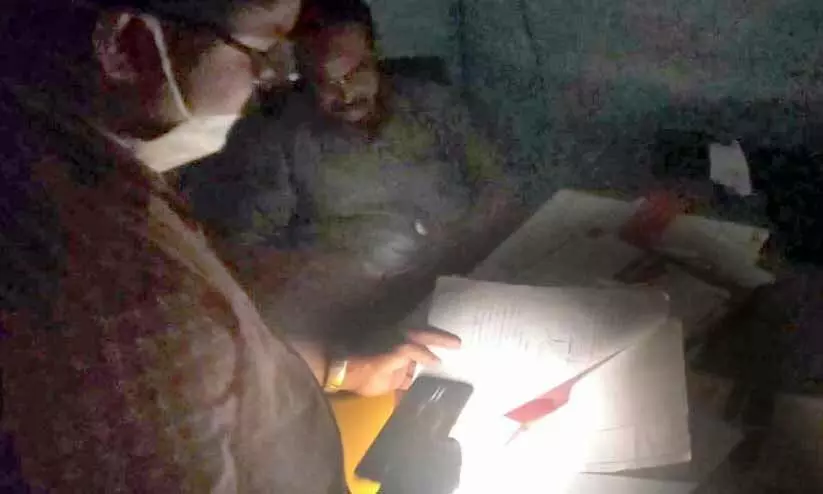 പുനലൂർ നഗരസഭ ജനറേറ്റർ തകരാറിൽ; ജോലി മൊബൈൽ വെളിച്ചത്തിൽ