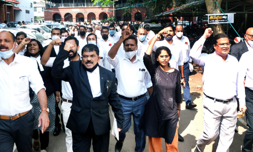 പി​ടി​ച്ചു​പ​റി​ക്കേ​സ്​ പ്രതിയെ രക്ഷപ്പെടുത്തിയെന്ന്​;  അഭിഭാഷകനെതിരെ കേസ്​, പ്രതിഷേധം