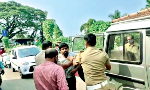 നാ​ടു​കാ​ണി-​പ​ര​പ്പ​ന​ങ്ങാ​ടി പാ​ത സം​യു​ക്ത സ​മ​ര​സ​മി​തി പ്ര​വ​ർ​ത്ത​ക​ർ അ​റ​സ്​​റ്റി​ൽ