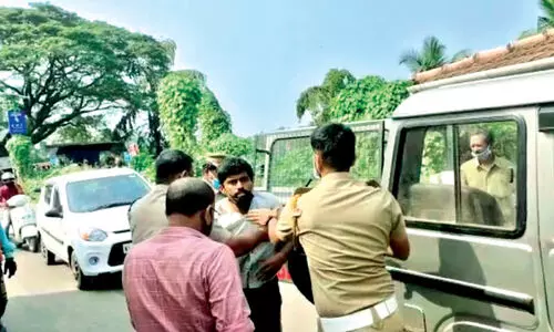 നാ​ടു​കാ​ണി-​പ​ര​പ്പ​ന​ങ്ങാ​ടി പാ​ത സം​യു​ക്ത സ​മ​ര​സ​മി​തി പ്ര​വ​ർ​ത്ത​ക​ർ അ​റ​സ്​​റ്റി​ൽ