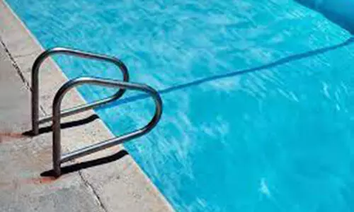 നാലു വയസ്സുകാരനും യുവതിയും നീന്തല്‍ക്കുളത്തില്‍ മരിച്ച നിലയിൽ