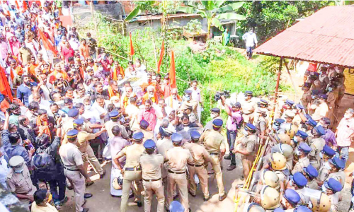 കാനനപാത തുറന്നില്ല: ഹൈന്ദവ സംഘടനകൾ നടത്തിയ പ്രതിഷേധയാത്ര പൊലീസ് തടഞ്ഞു