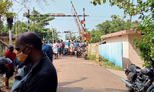 മകനെ രക്ഷിക്കാൻ ശ്രമിക്കുന്നതിനിടെ പിതാവും മകനും ട്രെയിൻ തട്ടി മരിച്ചു