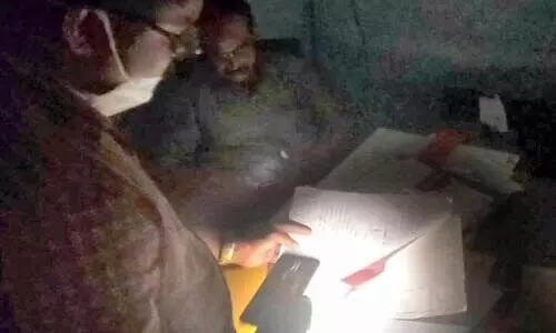 പുനലൂർ നഗരസഭ ജനറേറ്റർ തകരാറിൽ; ജോലി മൊബൈൽ വെളിച്ചത്തിൽ