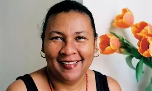 ബെ​ൽ ഹു​ക്സി​ന്​ വി​ട