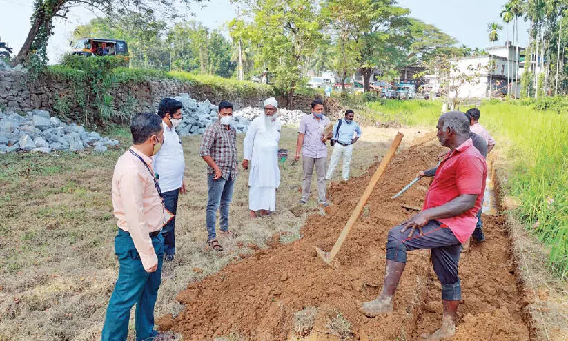 വയൽ നികത്താനുള്ള നീക്കം തടഞ്ഞു; ഉദ്യോഗസ്ഥരെ ഭീഷണിപ്പെടുത്തിയതായി പരാതി
