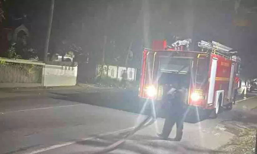 പെട്രോളിയം ഉൽപന്നവുമായി സഞ്ചരിച്ച ടാങ്കർ ലോറിയുടെ ടയറിന് തീപിടിച്ചു പെട്രോളിയം ഉൽപന്നവുമായി സഞ്ചരിച്ച ടാങ്കർ ലോറിയുടെ ടയറിന് തീപിടിച്ചു