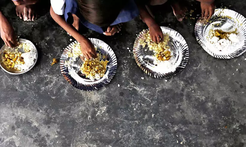 അന്നമൂട്ടിയ പണമെപ്പോൾ കിട്ടും?; ഒരേ ചോദ്യവുമായി സ്കൂളുകളിലെ പ്രഥമാധ്യാപകരും പാചകത്തൊഴിലാളികളും അന്നമൂട്ടിയ പണമെപ്പോൾ കിട്ടും?; ഒരേ ചോദ്യവുമായി സ്കൂളുകളിലെ പ്രഥമാധ്യാപകരും പാചകത്തൊഴിലാളികളും