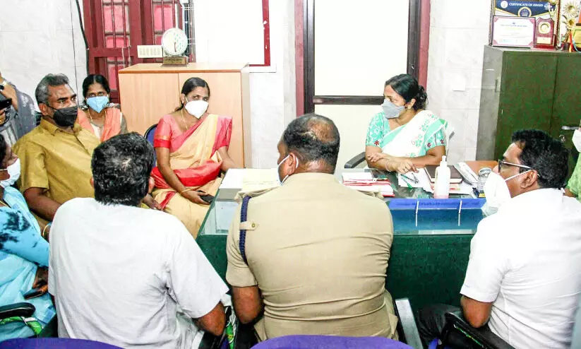 മകൾ മോർച്ചറിയിൽ, നീതി തേടി ബന്ധുക്കൾ കമീഷണർ ഒാഫിസിൽ മകൾ മോർച്ചറിയിൽ, നീതി തേടി ബന്ധുക്കൾ കമീഷണർ ഒാഫിസിൽ