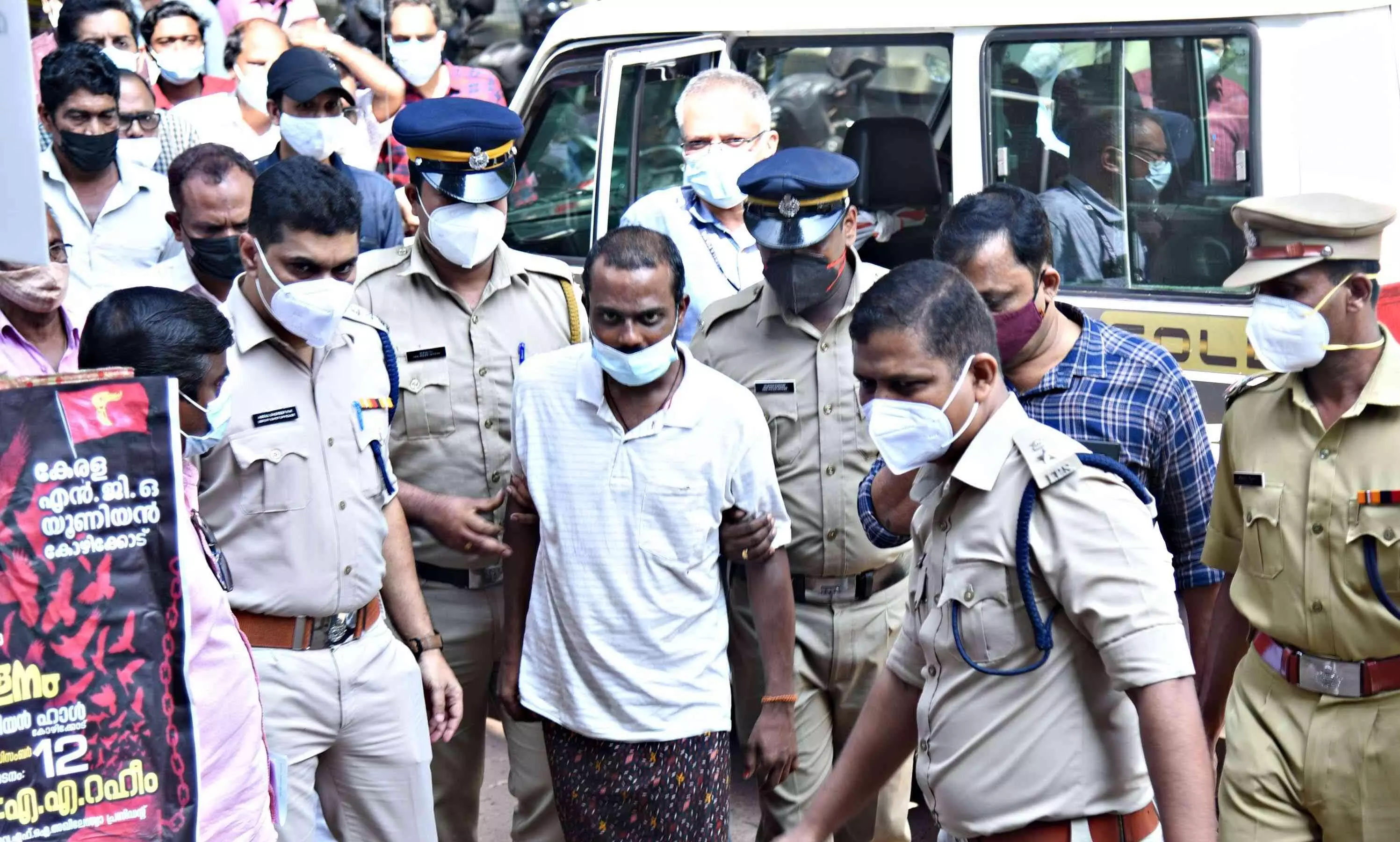 വടകര തീവെപ്പ്: ആന്ധ്ര സ്വദേശി അറസ്റ്റിൽ; താലൂക്ക് ഓഫിസ് തീവെച്ച കേസിലും പ്രതിയെന്ന് സൂചന വടകര തീവെപ്പ്: ആന്ധ്ര സ്വദേശി അറസ്റ്റിൽ; താലൂക്ക് ഓഫിസ് തീവെച്ച കേസിലും പ്രതിയെന്ന് സൂചന