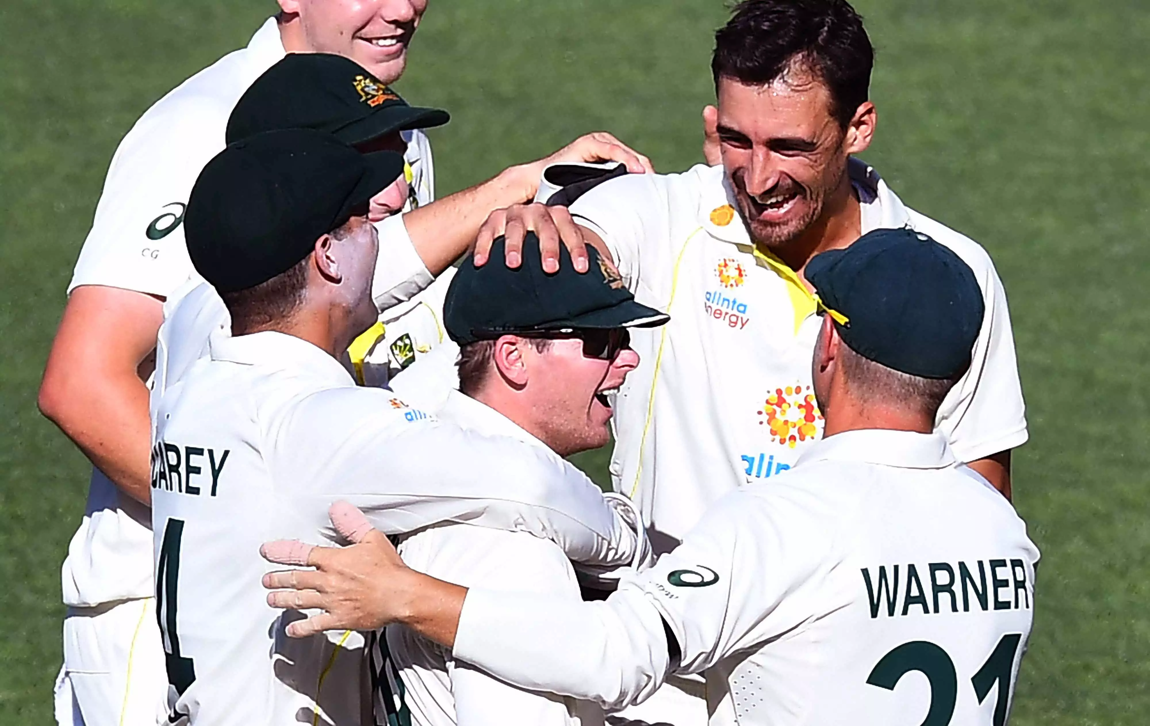 ആഷസിൽ ഓസീസ് വാഴ്ച; നടുവൊടിഞ്ഞ് ഇംഗ്ലീഷ് ബാറ്റിങ് ആഷസിൽ ഓസീസ് വാഴ്ച; നടുവൊടിഞ്ഞ് ഇംഗ്ലീഷ് ബാറ്റിങ്