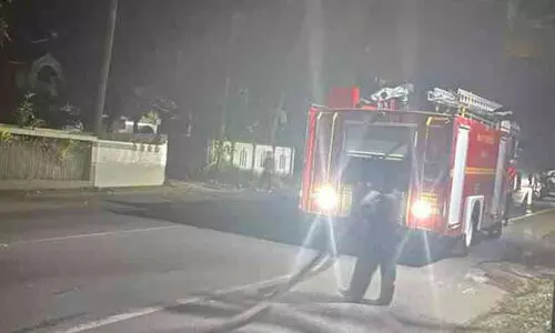 പെട്രോളിയം ഉൽപന്നവുമായി സഞ്ചരിച്ച ടാങ്കർ ലോറിയുടെ ടയറിന്​ തീപിടിച്ചു