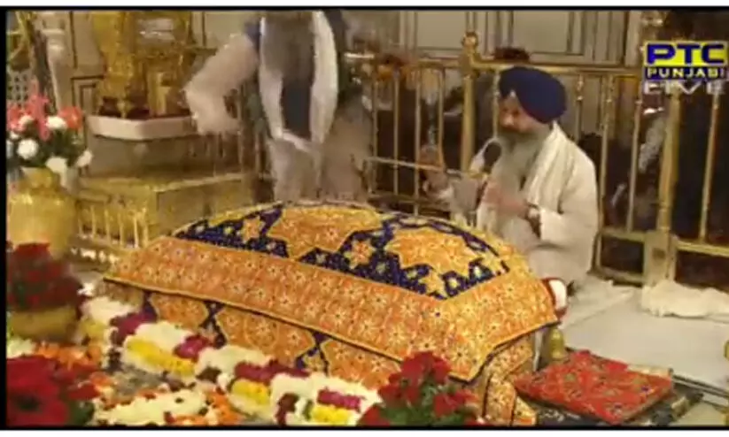 സുവർണ ക്ഷേത്രത്തിൽ അതിക്രമിച്ചു കയറാൻ ശ്രമിച്ചെന്ന്; ഒരാളെ അടിച്ചുകൊന്നു സുവർണ ക്ഷേത്രത്തിൽ അതിക്രമിച്ചു കയറാൻ ശ്രമിച്ചെന്ന്; ഒരാളെ അടിച്ചുകൊന്നു