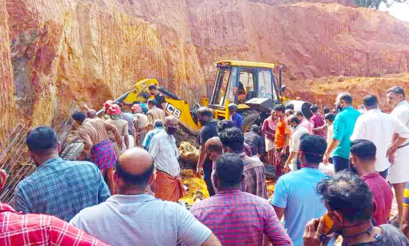 മണ്ണിടിച്ചില് ദുരന്തം: നടുങ്ങി മട്ടന്നൂർ മണ്ണിടിച്ചില് ദുരന്തം: നടുങ്ങി മട്ടന്നൂർ