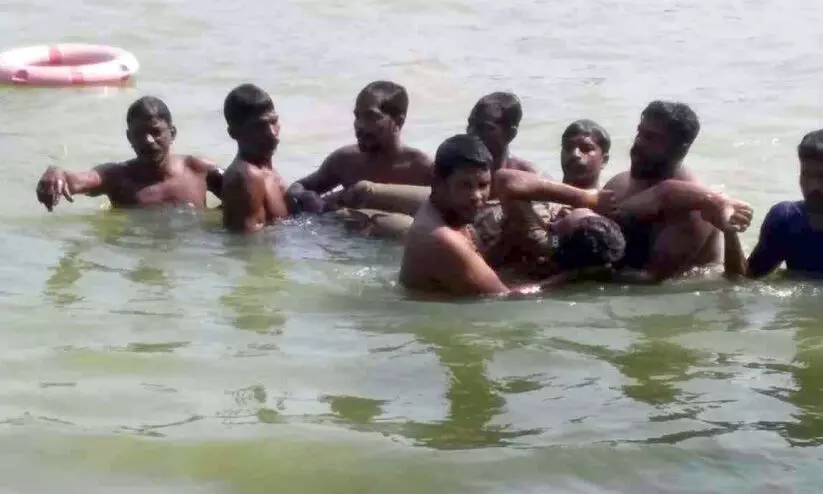 കായൽ ദുരന്തം: ജീവൻ തിരിച്ചുപിടിച്ചത് വിശ്വസിക്കാനാവാതെ സി.ഐ പ്രശാന്ത് കായൽ ദുരന്തം: ജീവൻ തിരിച്ചുപിടിച്ചത് വിശ്വസിക്കാനാവാതെ സി.ഐ പ്രശാന്ത്