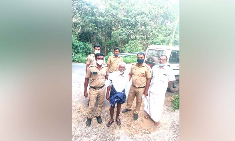 അവശനിലയിൽ കണ്ട വയോധികനെ അഗതിമന്ദിരത്തിലേക്ക് മാറ്റി അവശനിലയിൽ കണ്ട വയോധികനെ അഗതിമന്ദിരത്തിലേക്ക് മാറ്റി