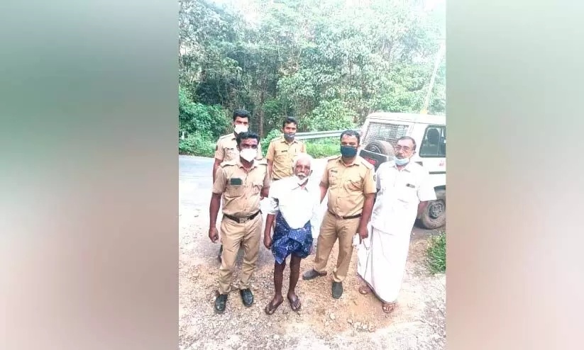 അവശനിലയിൽ കണ്ട വയോധികനെ അഗതിമന്ദിരത്തിലേക്ക് മാറ്റി അവശനിലയിൽ കണ്ട വയോധികനെ അഗതിമന്ദിരത്തിലേക്ക് മാറ്റി