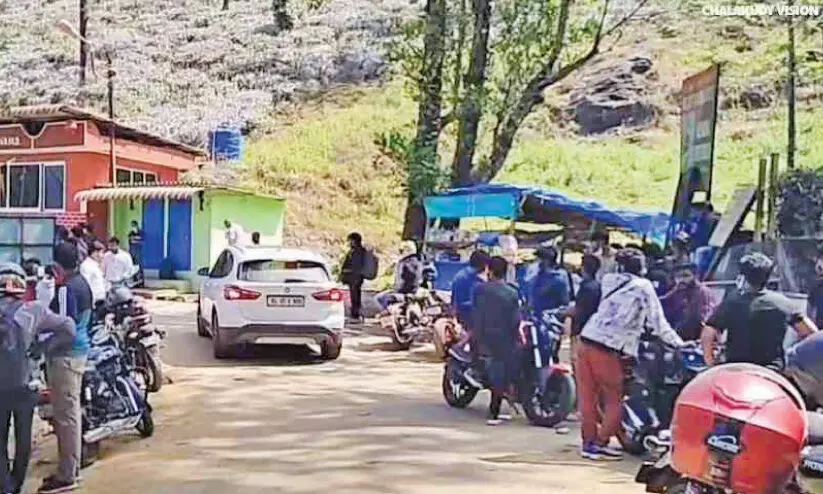 ഇ-പാസ്​: വാൽപ്പാറയിലേക്കുള്ള സഞ്ചാരികൾ മലക്കപ്പാറയിൽ കുടുങ്ങി