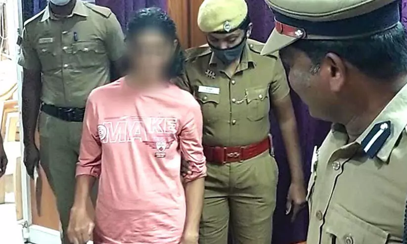 വനിത മാവോവാദി തമിഴ്​നാട്​ പൊലീസിൽ കീഴടങ്ങി