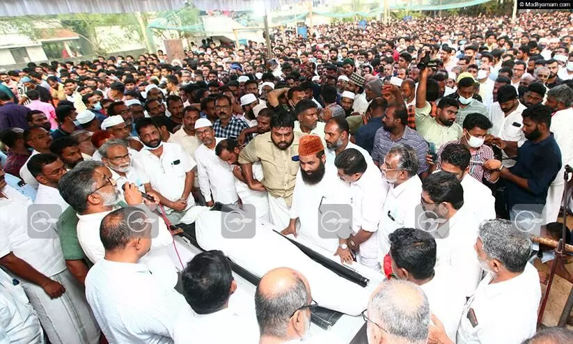 ഷാനിന്റെ മൃതദേഹം ഖബറടക്കി; രഞ്ജിത്തിന്റെ പോസ്റ്റ്മോർട്ടം നാളെ, മോർച്ചറിക്കുമുന്നിൽ ബി.ജെ.പി പ്രതിഷേധം ഷാനിന്റെ മൃതദേഹം ഖബറടക്കി; രഞ്ജിത്തിന്റെ പോസ്റ്റ്മോർട്ടം നാളെ, മോർച്ചറിക്കുമുന്നിൽ ബി.ജെ.പി പ്രതിഷേധം