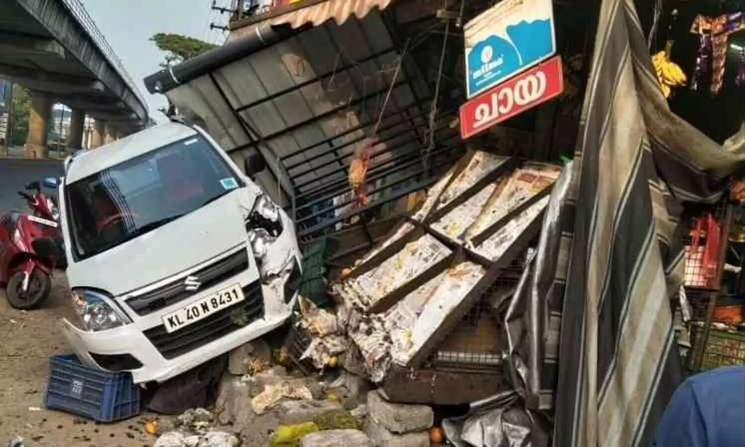 നിയന്ത്രണം വിട്ട കാർ കടയിലേക്ക് ഇടിച്ചു കയറി