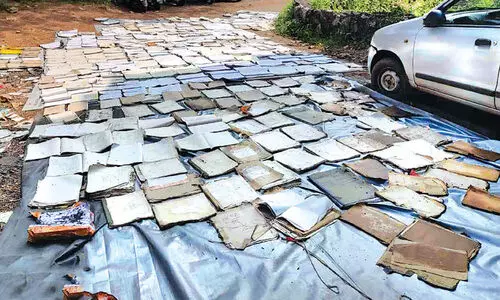 വടകര താലൂക്ക് ഓഫീസ് തീപിടിത്തം; ബാക്കി ഫയലുകൾ ഉണക്കിയും വേർതിരിച്ചും ജീവനക്കാർ വടകര താലൂക്ക് ഓഫീസ് തീപിടിത്തം; ബാക്കി ഫയലുകൾ ഉണക്കിയും വേർതിരിച്ചും ജീവനക്കാർ