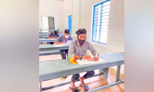 അച്ഛൻ മരിച്ച വേദന ഉള്ളിലൊതുക്കി മകൻ പരീക്ഷ എഴുതി