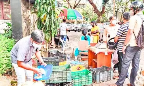 തക്കാളിവണ്ടിക്ക് തിരക്കേറി​; വൈകിട്ടായപ്പോഴേക്കും സാധനങ്ങൾ തീർന്നു