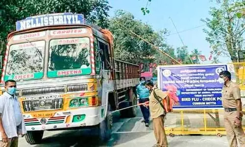 പക്ഷിപ്പനി: അതിർത്തിയിൽ ജാഗ്രത; വാഹനങ്ങൾ അണുമുക്തമാക്കുന്നു