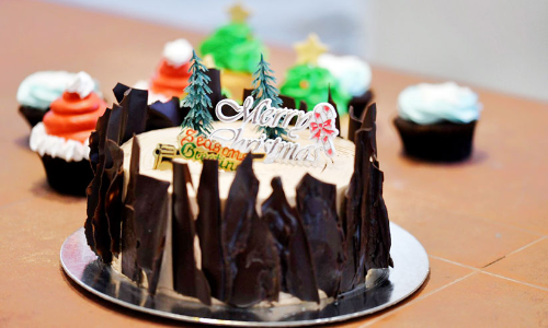 കേക്കുകളുടെ വൈവിധ്യങ്ങളുമായി മോഡേൺ ഒമാൻ ബേക്കറി