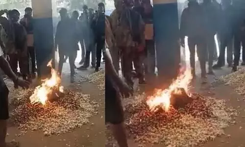 Didnt Get Fair Price Farmer Sets 160 kg Garlic Produce Ablaze Video