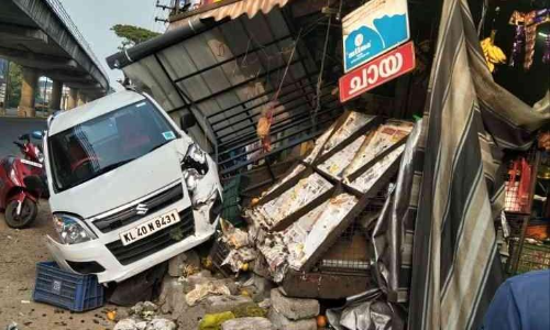 നിയന്ത്രണം വിട്ട കാർ കടയിലേക്ക് ഇടിച്ചു കയറി