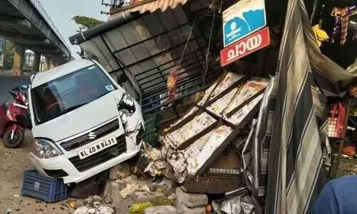നിയന്ത്രണം വിട്ട കാർ കടയിലേക്ക് ഇടിച്ചു കയറി