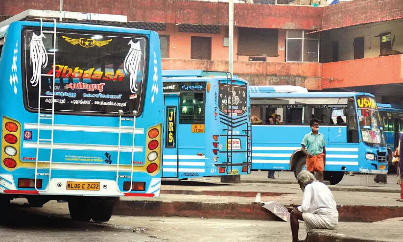 മത്സരയോട്ടം മുറുകുന്നു; കണ്ണടച്ച് അധികൃതർ മത്സരയോട്ടം മുറുകുന്നു; കണ്ണടച്ച് അധികൃതർ