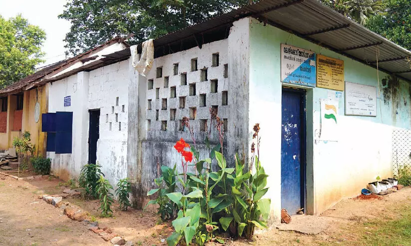 ആശുപത്രിവളപ്പിൽ ഞെരുങ്ങി, ആർക്കും സ്നേഹമില്ലാതെ ഈ അംഗൻവാടി ആശുപത്രിവളപ്പിൽ ഞെരുങ്ങി, ആർക്കും സ്നേഹമില്ലാതെ ഈ അംഗൻവാടി