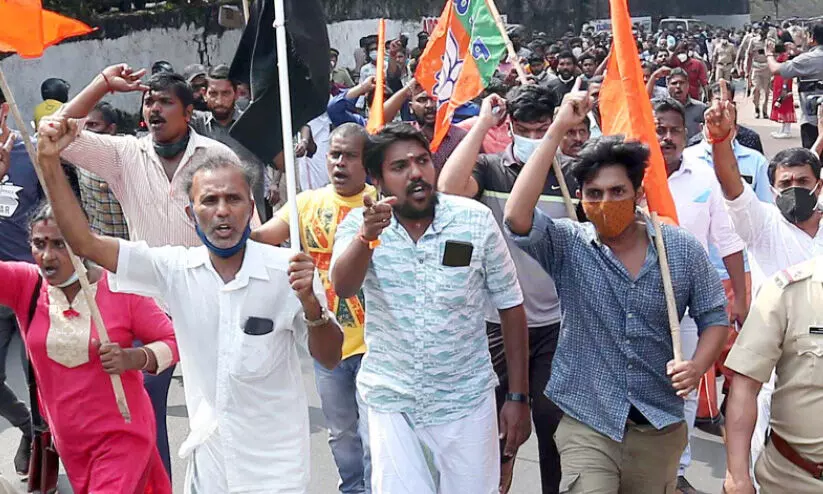 ആലപ്പുഴ ഇരട്ടക്കൊല; കണ്ണൂരിൽ ജാഗ്രത നിർദേശം ആലപ്പുഴ ഇരട്ടക്കൊല; കണ്ണൂരിൽ ജാഗ്രത നിർദേശം