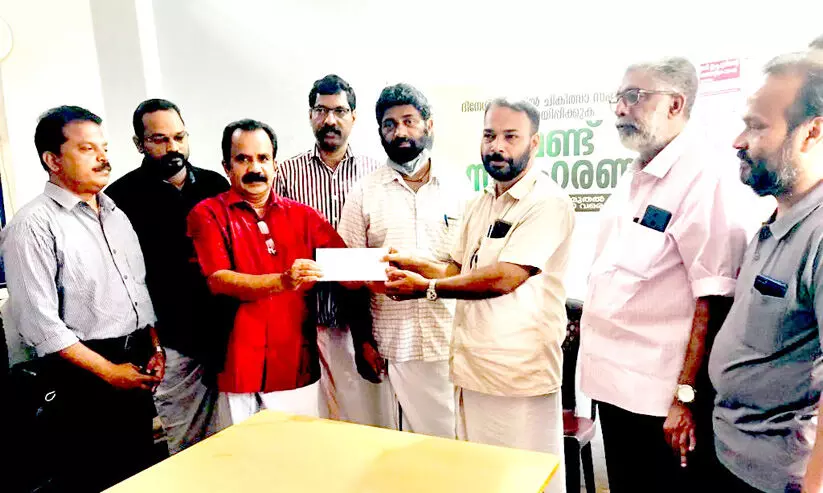 ദിനേശ് കുറ്റിയിൽ ചികിത്സാസഹായം കൈമാറി ദിനേശ് കുറ്റിയിൽ ചികിത്സാസഹായം കൈമാറി