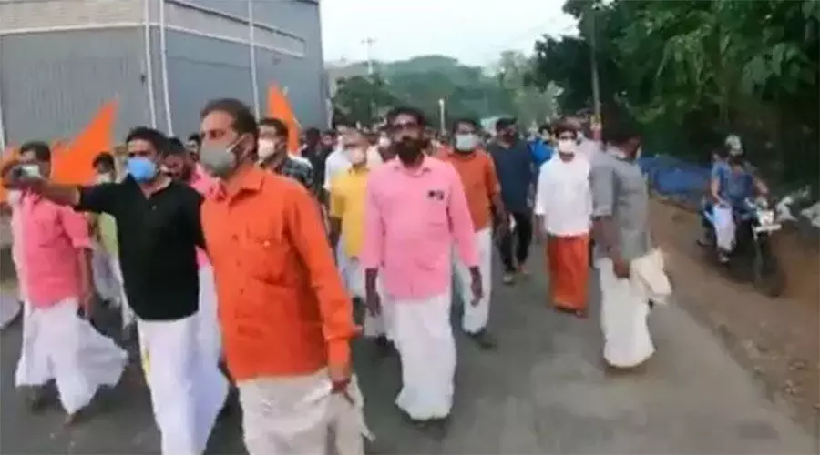 നിസ്കാരത്തൊപ്പി വെക്കാൻ തലയുണ്ടാകില്ല; ആർ.എസ്.എസ് പ്രകടനത്തില് വീണ്ടും വർഗീയ മുദ്രാവാക്യം നിസ്കാരത്തൊപ്പി വെക്കാൻ തലയുണ്ടാകില്ല; ആർ.എസ്.എസ് പ്രകടനത്തില് വീണ്ടും വർഗീയ മുദ്രാവാക്യം